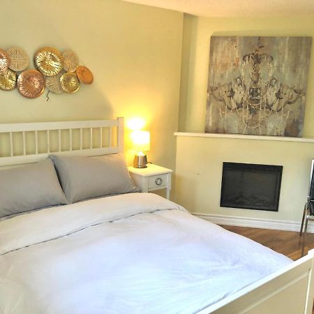 Cozy & Convenient 2-Bedroom Apartment With Private Entrance Toronto Exteriör bild