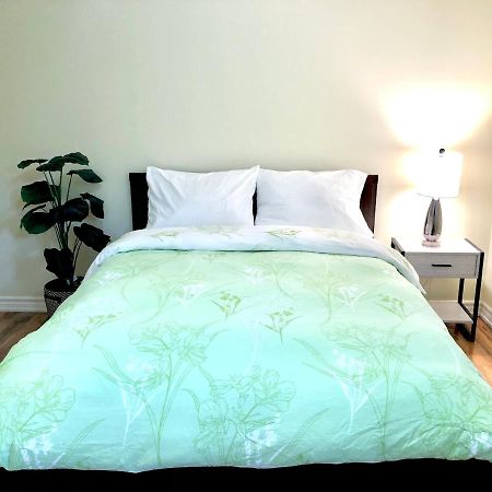 Cozy & Convenient 2-Bedroom Apartment With Private Entrance Toronto Exteriör bild