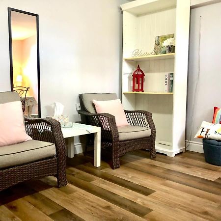Cozy & Convenient 2-Bedroom Apartment With Private Entrance Toronto Exteriör bild