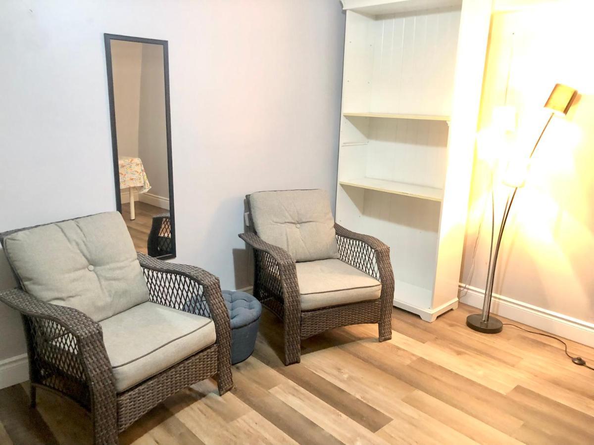 Cozy & Convenient 2-Bedroom Apartment With Private Entrance Toronto Exteriör bild