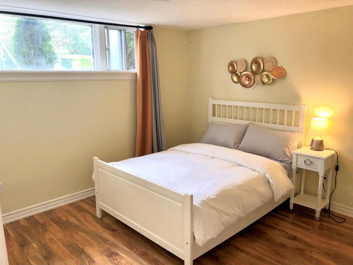 Cozy & Convenient 2-Bedroom Apartment With Private Entrance Toronto Exteriör bild