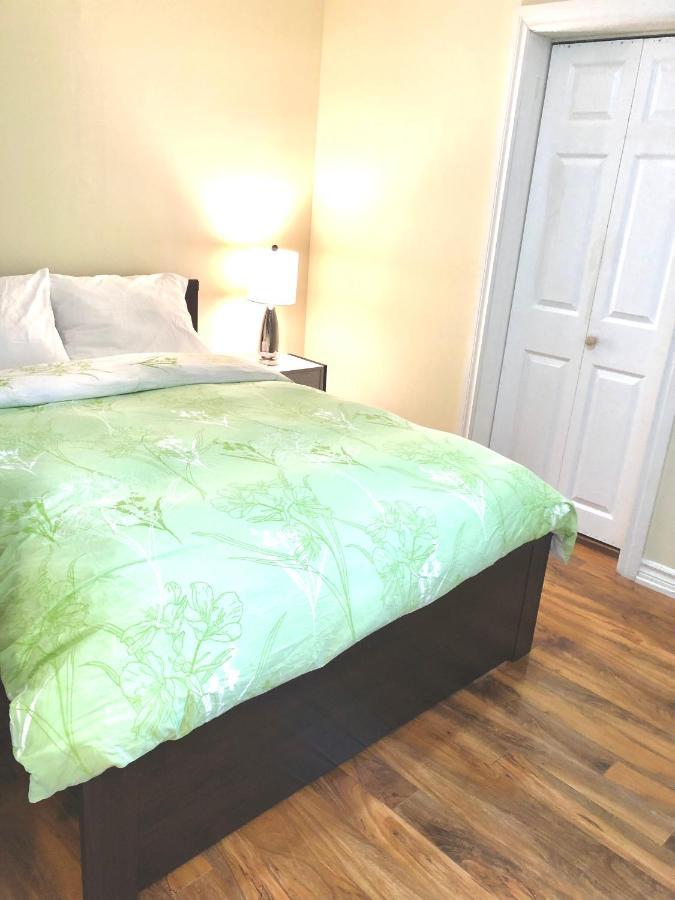 Cozy & Convenient 2-Bedroom Apartment With Private Entrance Toronto Exteriör bild