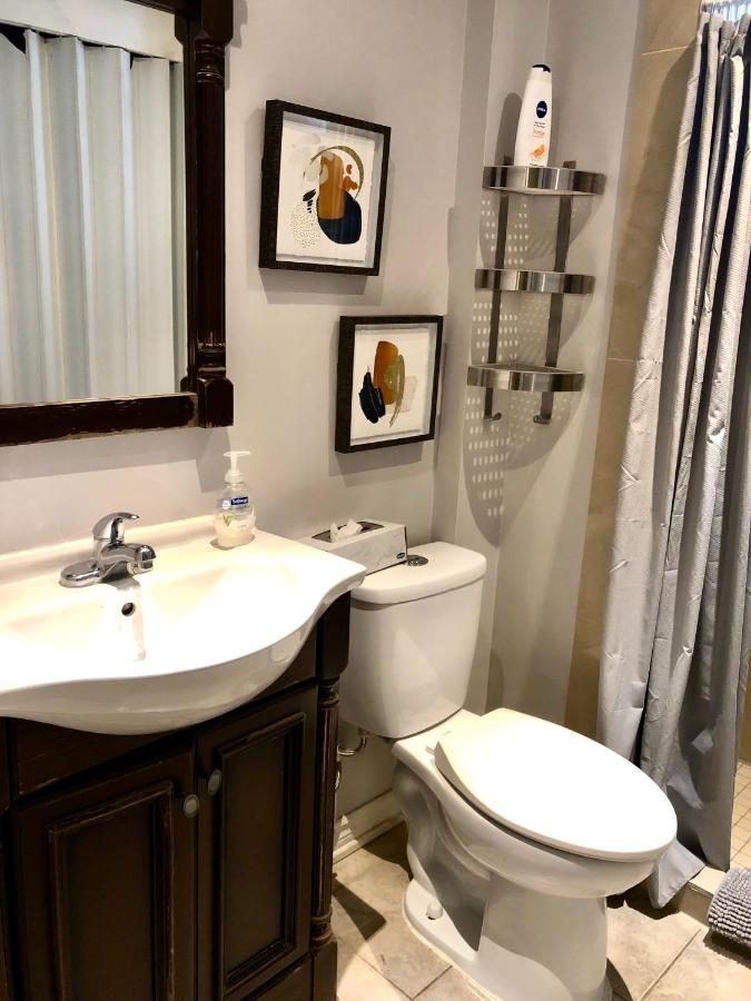 Cozy & Convenient 2-Bedroom Apartment With Private Entrance Toronto Exteriör bild
