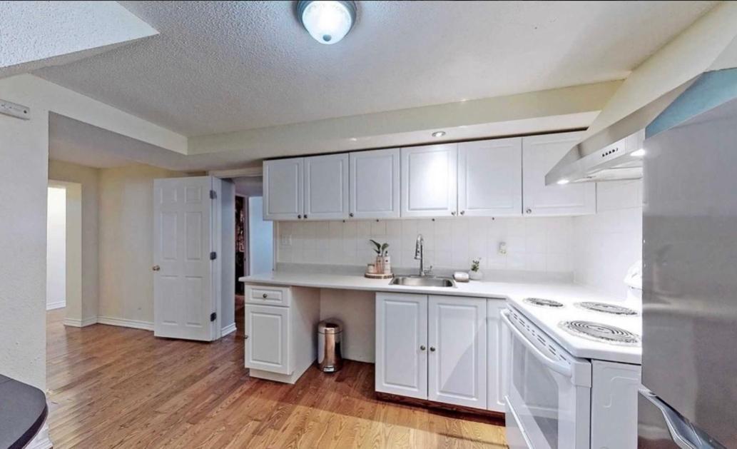 Cozy & Convenient 2-Bedroom Apartment With Private Entrance Toronto Exteriör bild