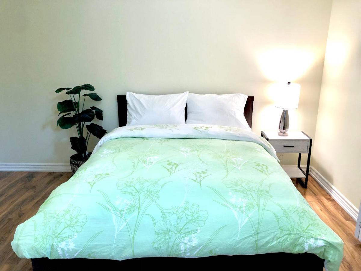 Cozy & Convenient 2-Bedroom Apartment With Private Entrance Toronto Exteriör bild