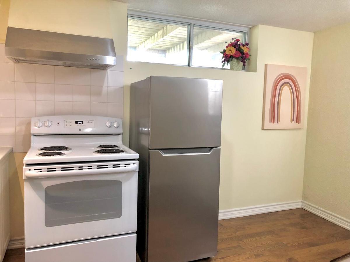 Cozy & Convenient 2-Bedroom Apartment With Private Entrance Toronto Exteriör bild