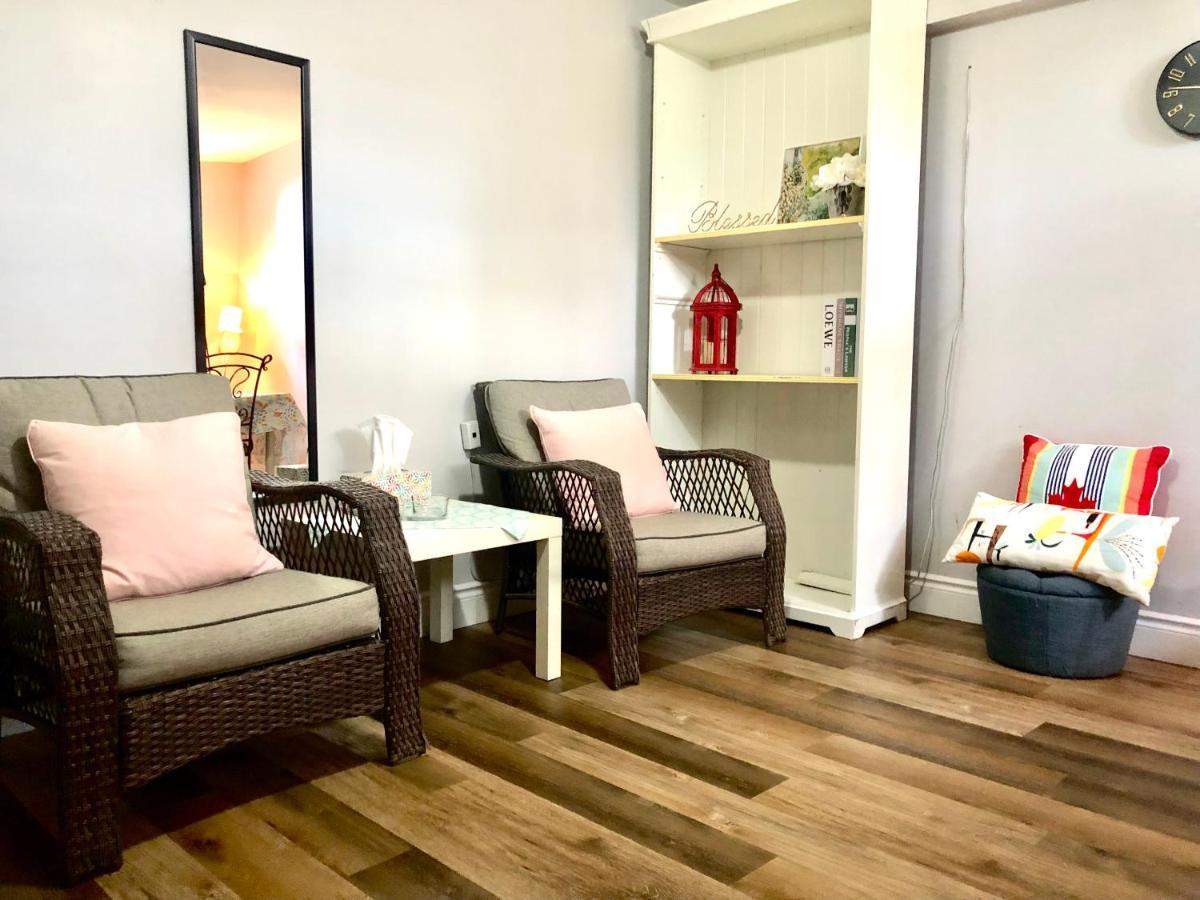 Cozy & Convenient 2-Bedroom Apartment With Private Entrance Toronto Exteriör bild
